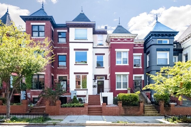 property at 70 T St NW