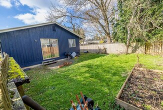 2203 Happy Ct in Bellingham, WA - Foto de edificio - Building Photo