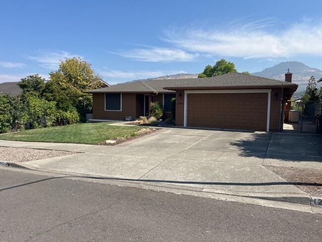 2949 Rosewood St in Medford, OR - Building Photo - Building Photo