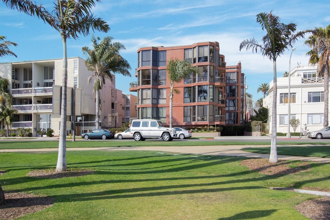 1033 Ocean Ave in Santa Monica, CA - Building Photo