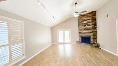 11827 Acadian Dr in Houston, TX - Building Photo - Building Photo