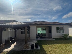 8010 NW Greenbank Cir in Port St. Lucie, FL - Foto de edificio - Building Photo