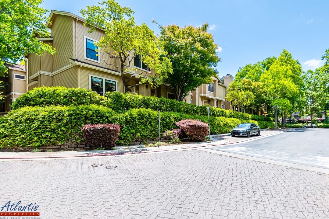 982 La Mesa Terrace in Sunnyvale, CA - Building Photo