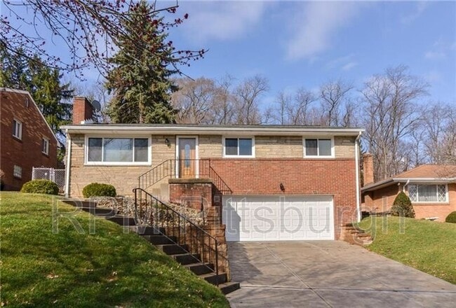 825 Bethany Dr in Pittsburgh, PA - Building Photo - Building Photo