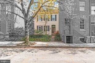 645 Washington Blvd, Unit Apt 3 in Baltimore, MD - Building Photo