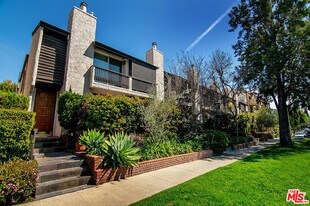 2216 S Bentley Ave in Los Angeles, CA - Building Photo