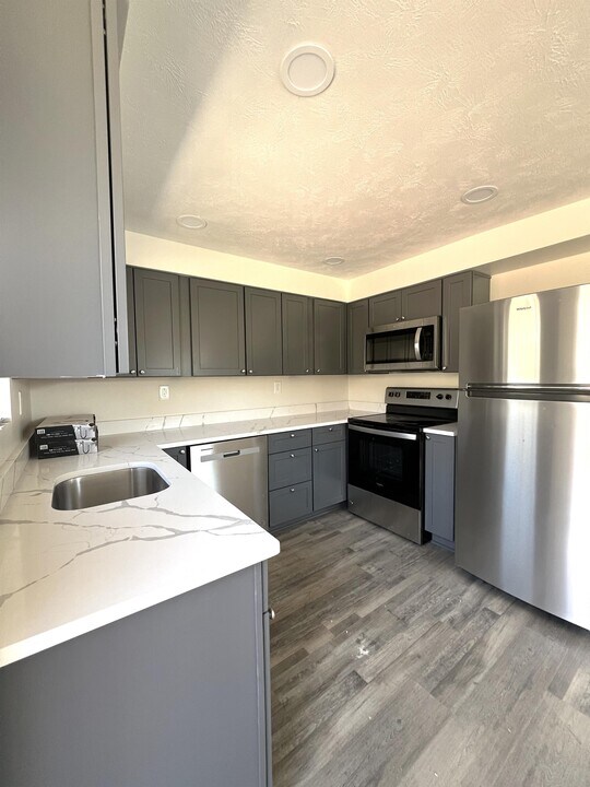 171 Kathleen Dr in New Brighton, PA - Building Photo