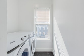 10 Stark St, Unit 10-2 in Nashua, NH - Foto de edificio - Building Photo