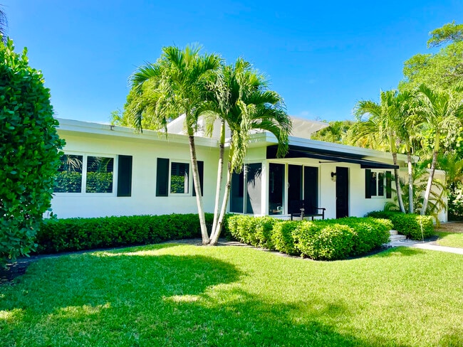 705 SE Atlantic Dr in Lantana, FL - Building Photo - Building Photo
