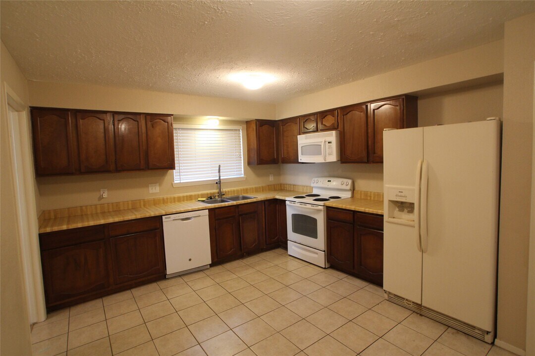 2634 Heritage Colony Dr in Webster, TX - Building Photo