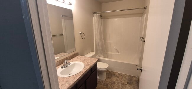 1701 Guernsey St in Sunnyside, WA - Building Photo - Building Photo