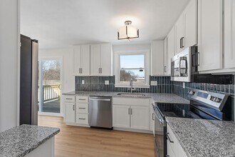 7708 Fitzpatrick Dr in Liverpool, NY - Foto de edificio - Building Photo