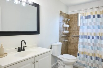 3011 Pine Tree Dr in Bonita Springs, FL - Foto de edificio - Building Photo