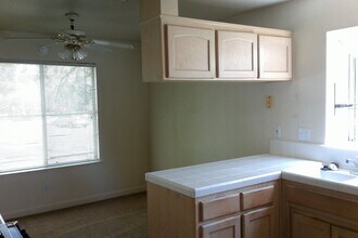 483 E Newport Dr in Fresno, CA - Building Photo - Building Photo