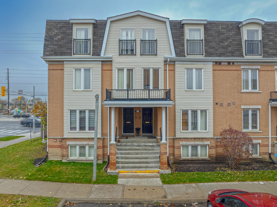 Gardentowns Luxury Townhome Residences in Toronto, ON - Building Photo