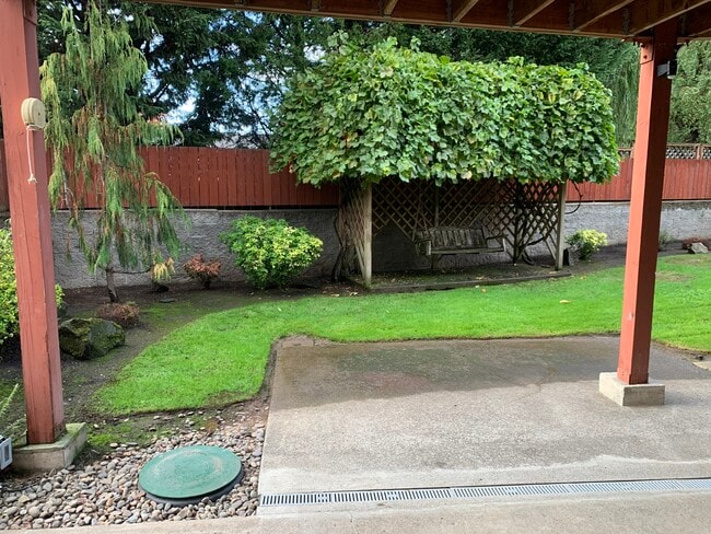 4135 NW Carlton Ct in Portland, OR - Building Photo - Building Photo