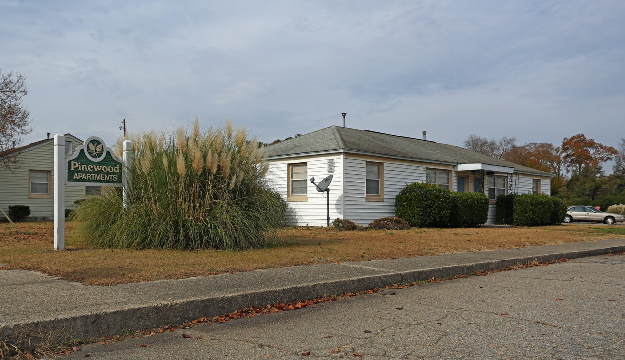 Pinewood Apartments in Cayce, SC - Foto de edificio