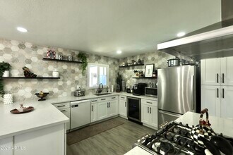 1011 W Elna Rae St in Tempe, AZ - Building Photo - Building Photo