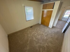 304 8th Ave-Unit -304 1/2 in Hiawatha, IA - Building Photo - Building Photo