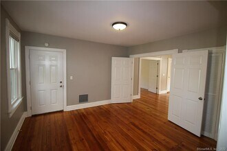 151 Quaker Ln S in West Hartford, CT - Building Photo - Building Photo