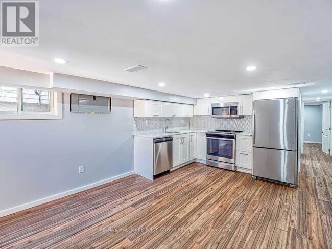 376 Rhodes Ave in Toronto, ON - Building Photo - Building Photo