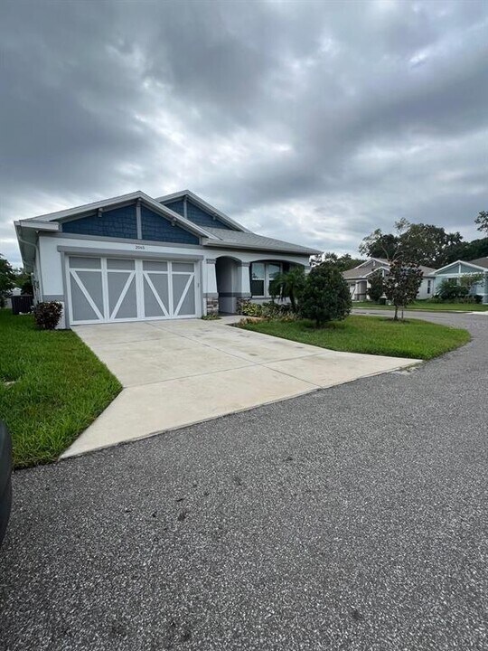 2065 Paragon Cir W in Clearwater, FL - Building Photo