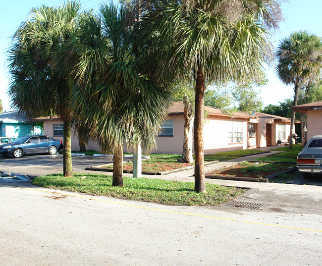 5741 NW 27th Ct in Fort Lauderdale, FL - Building Photo - Building Photo