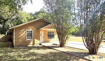 317 Armstrong St in San Marcos, TX - Building Photo