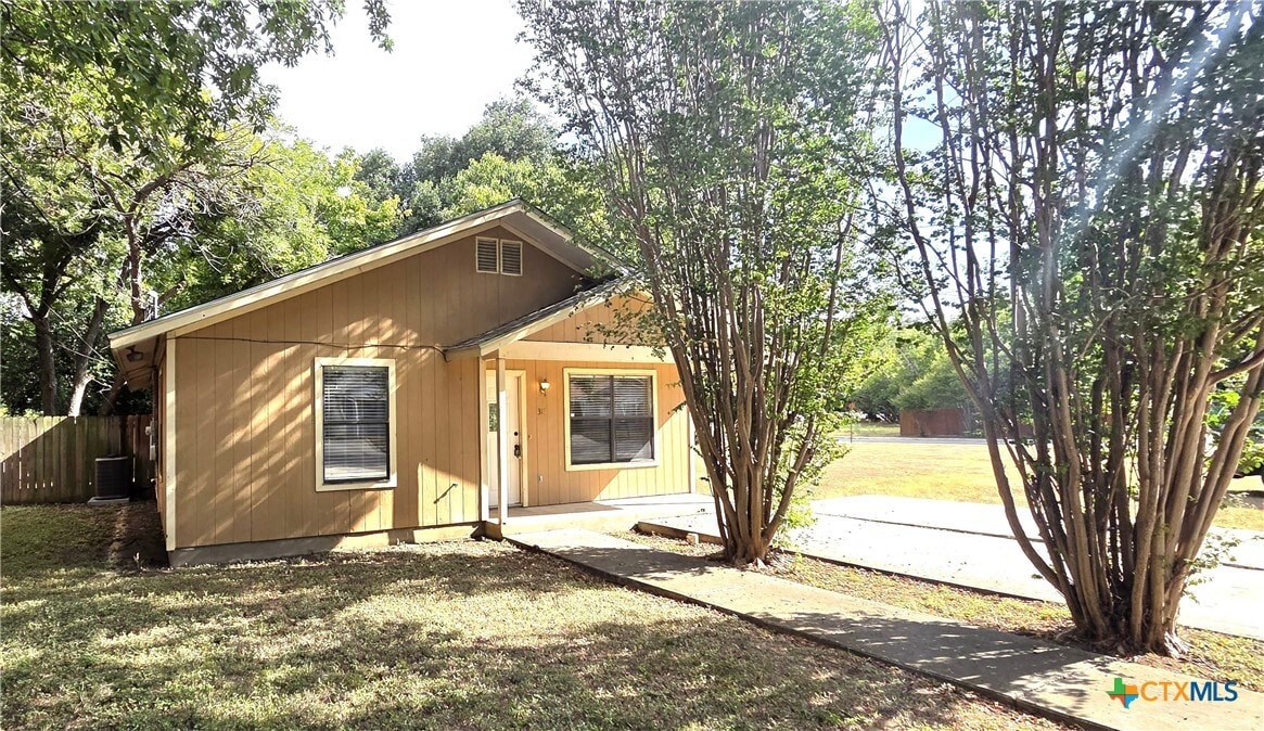 317 Armstrong St in San Marcos, TX - Building Photo