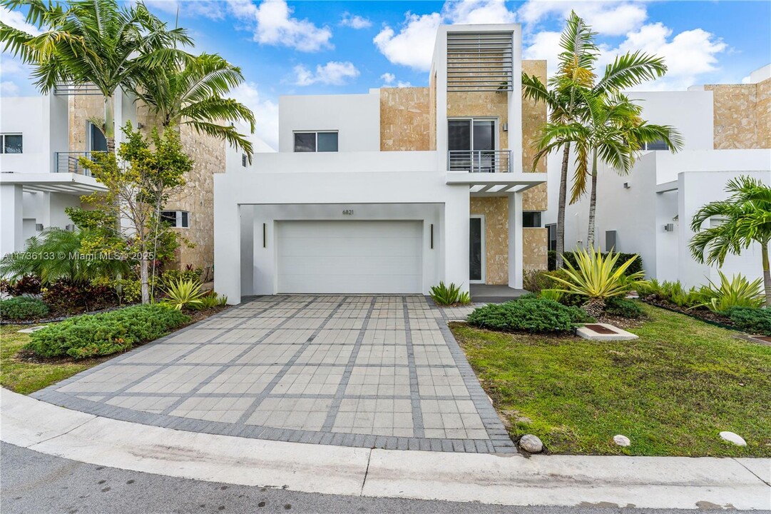 6821 NW 103rd Ave in Doral, FL - Building Photo