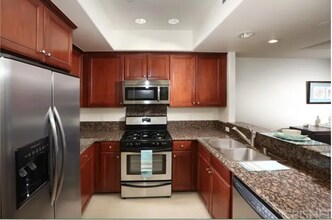 15206 Burbank Blvd in Sherman Oaks, CA - Building Photo - Building Photo