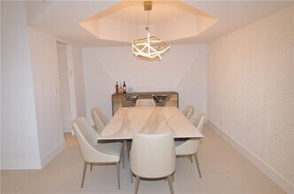 19355 Turnberry Way in Miami, FL - Foto de edificio - Building Photo