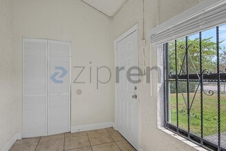 943 NW 63rd St in Miami, FL - Foto de edificio - Building Photo