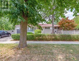 2271 Truscott Dr in Mississauga, ON - Building Photo