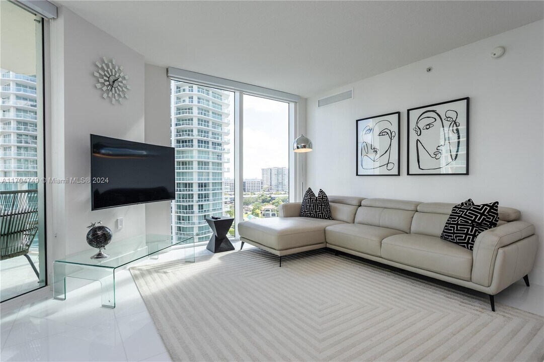 200 Sunny Isles Blvd, Unit 2-1105 in Sunny Isles Beach, FL - Foto de edificio