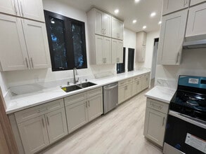 163 N Arnaz Dr, Unit 4 in Beverly Hills, CA - Foto de edificio - Building Photo