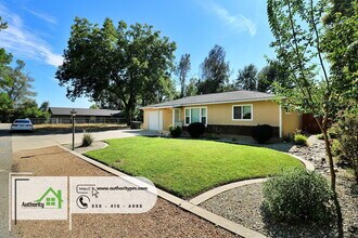 2061 Jewell Ln in Redding, CA - Building Photo - Building Photo