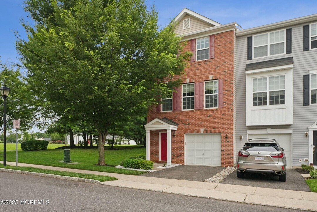 102 Warbler Way in Freehold, NJ - Building Photo