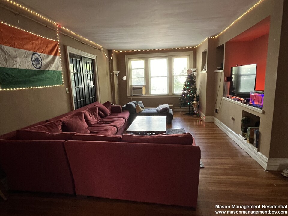 317 Saint Paul St, Unit 1 in Brookline, MA - Foto de edificio