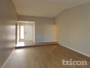 10044 W Highland Ave in Phoenix, AZ - Foto de edificio - Building Photo