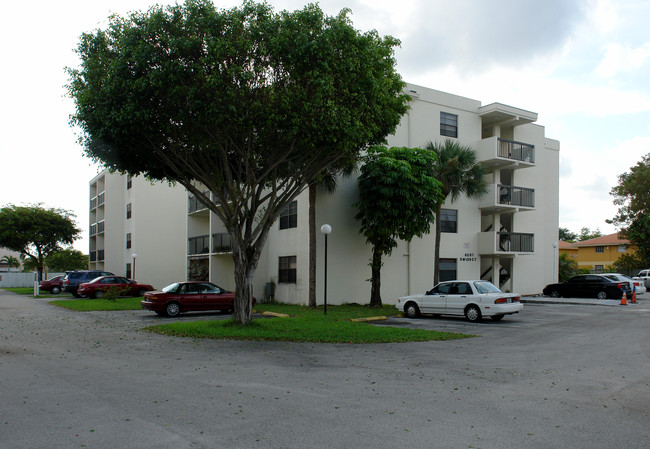 Kendall Royale Apartments in Miami, FL - Building Photo - Building Photo