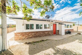 55820 Santa Fe Trail in Yucca Valley, CA - Foto de edificio - Building Photo