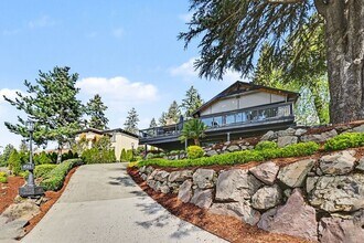 9544 Lake Washington Blvd NE in Bellevue, WA - Building Photo - Building Photo