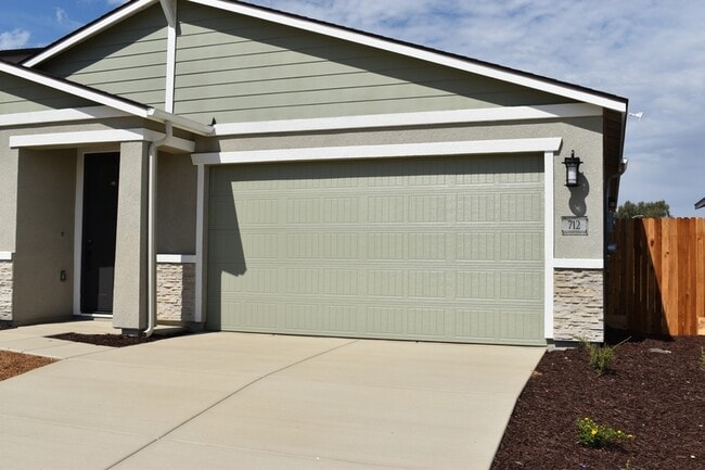 712 Stephanie Dr in Merced, CA - Building Photo - Building Photo