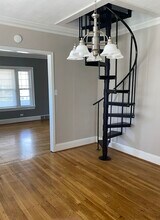 2114 Wascana Ave, Unit Upper in Lakewood, OH - Foto de edificio - Building Photo