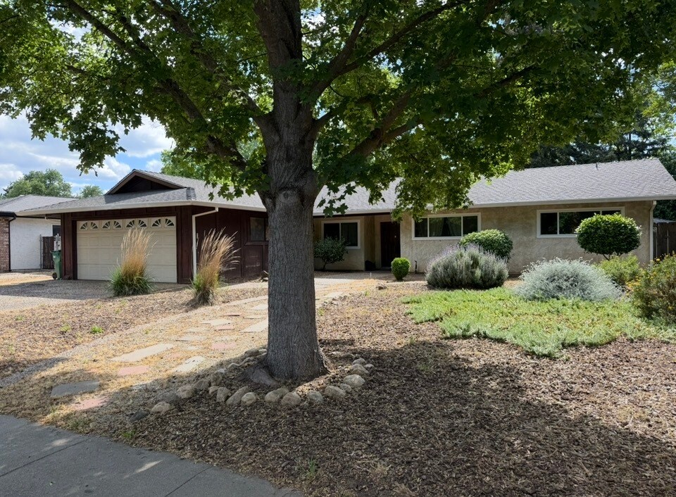 812 Greenwich Dr in Chico, CA - Building Photo