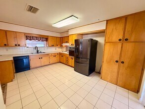 211 E Alto Dr in Hobbs, NM - Foto de edificio - Building Photo