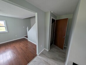 482 Plain Hill Rd, Unit Left unit in Norwich, CT - Building Photo - Building Photo