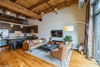 770 W Gladys Ave, Unit 503 in Chicago, IL - Building Photo - Building Photo