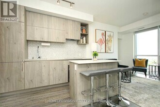 1 Yorkville Ave in Toronto, ON - Building Photo - Building Photo